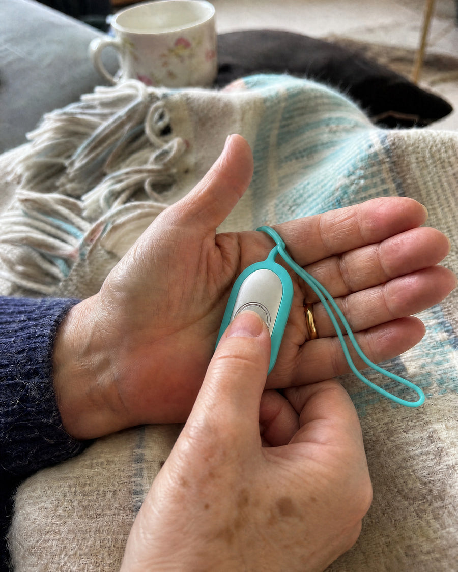 Ruheanker liegt in der Handfläche, Daumen am Knopf