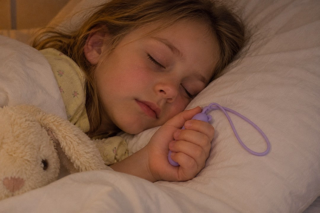 Kind schl&auml;ft friedlich im Bett